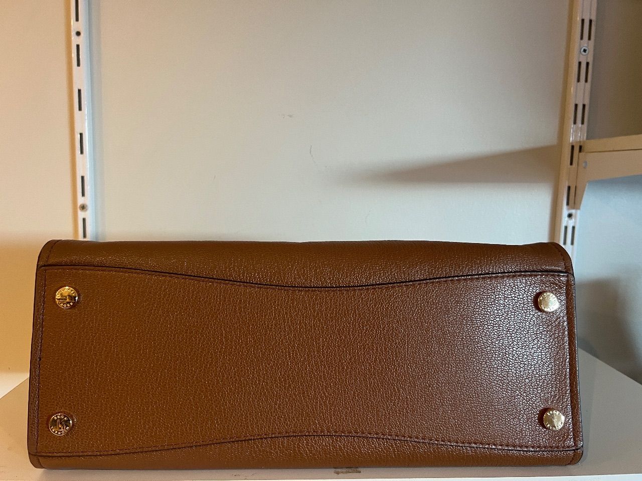 Bolsa tote de couro marrom com duas alças, cinto frontal e cadeado dourado — foto 3