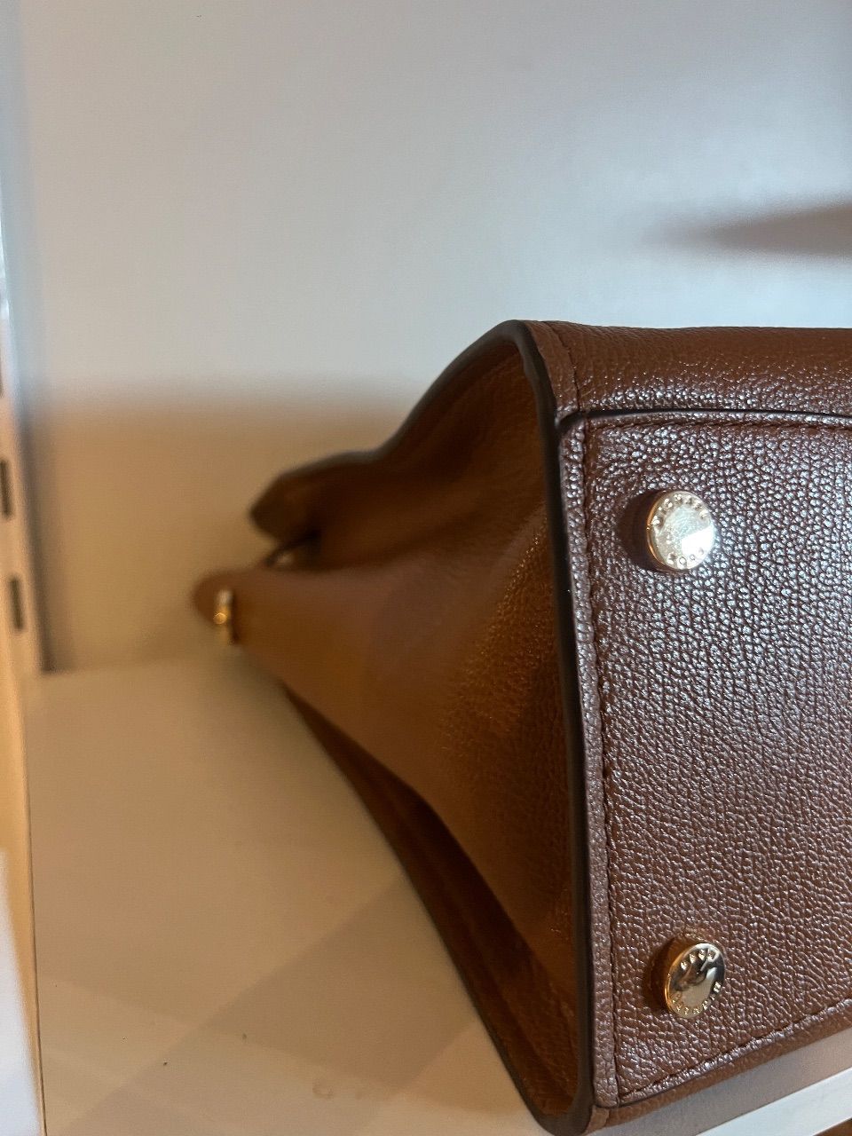 Bolsa tote de couro marrom com duas alças, cinto frontal e cadeado dourado — foto 5