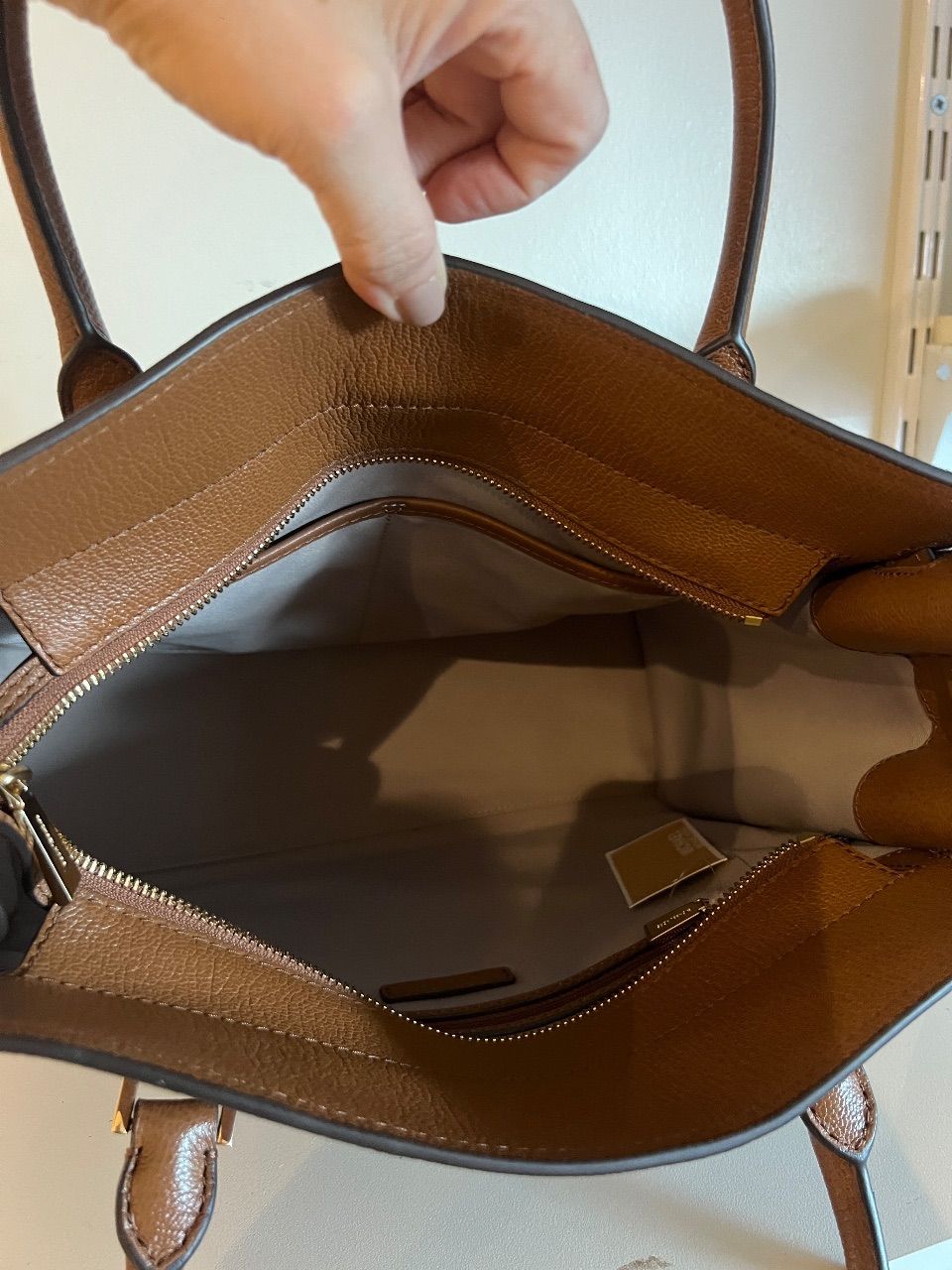 Bolsa tote de couro marrom com duas alças, cinto frontal e cadeado dourado — foto 7