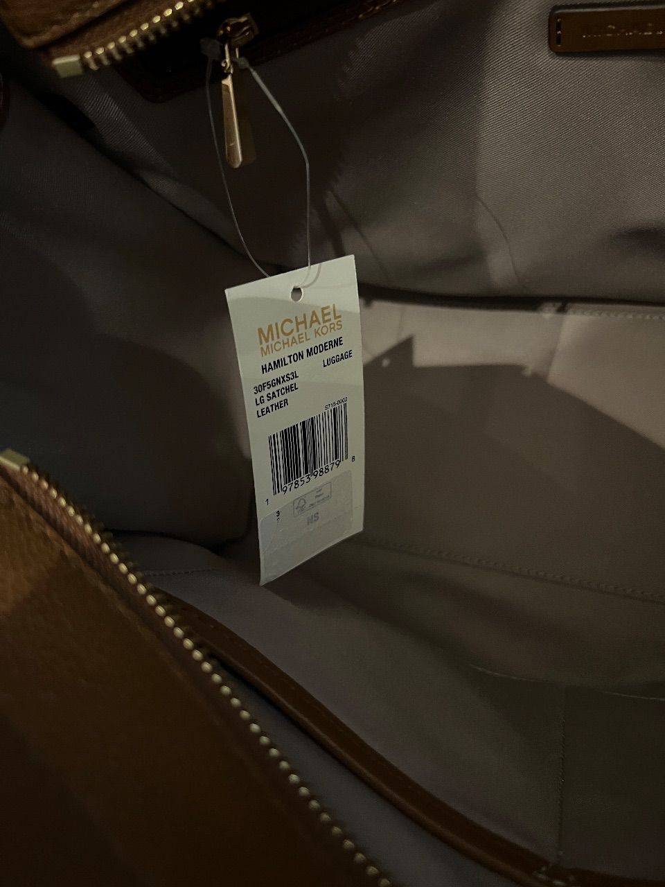 Bolsa tote de couro marrom com duas alças, cinto frontal e cadeado dourado — foto 8