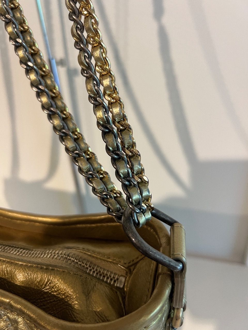 Bolsa Gabrielle dourada — foto 5