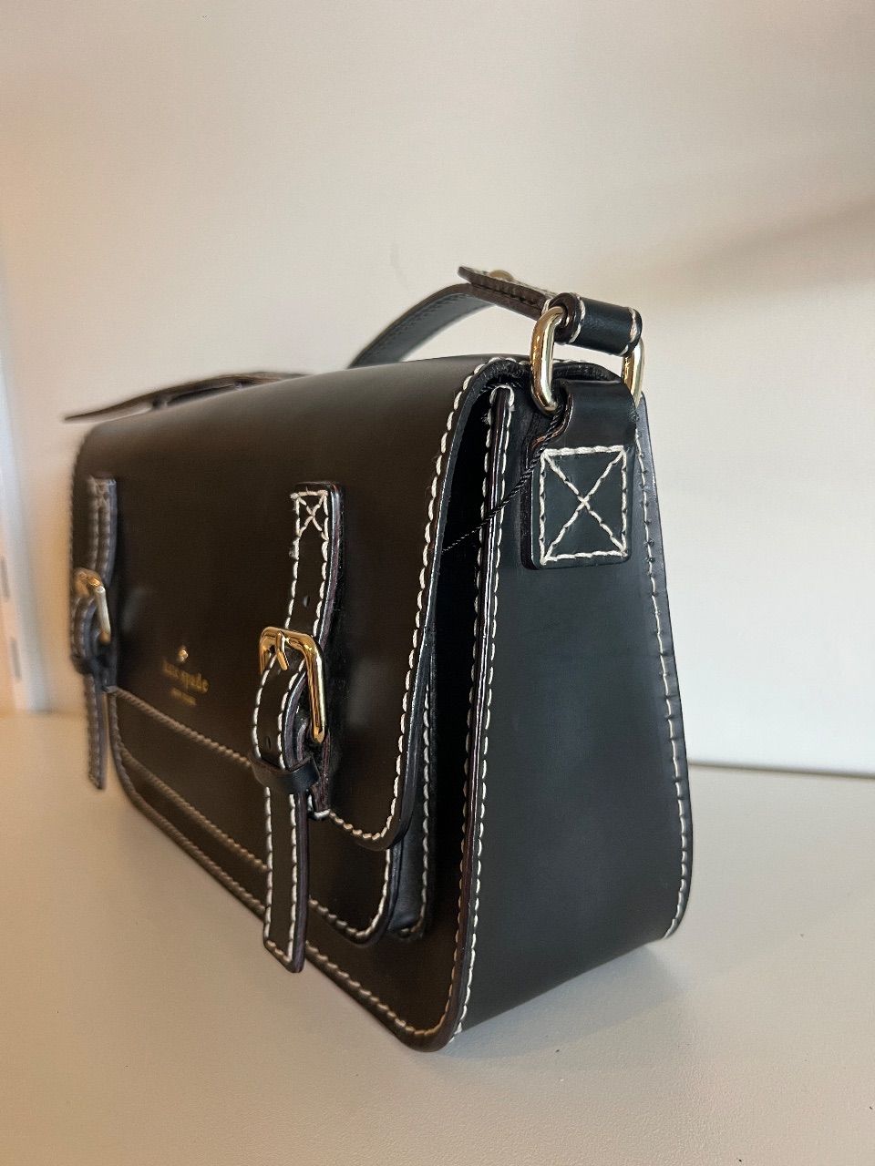 Bolsa satchel Cambridge couro preto com fivelas e pesponto branco — foto 2