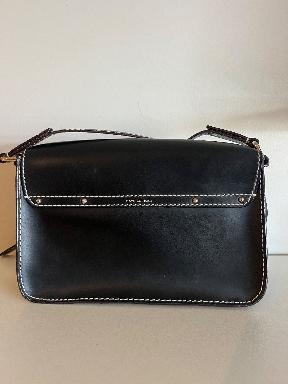 Bolsa satchel Cambridge couro preto com fivelas e pesponto branco — foto 3