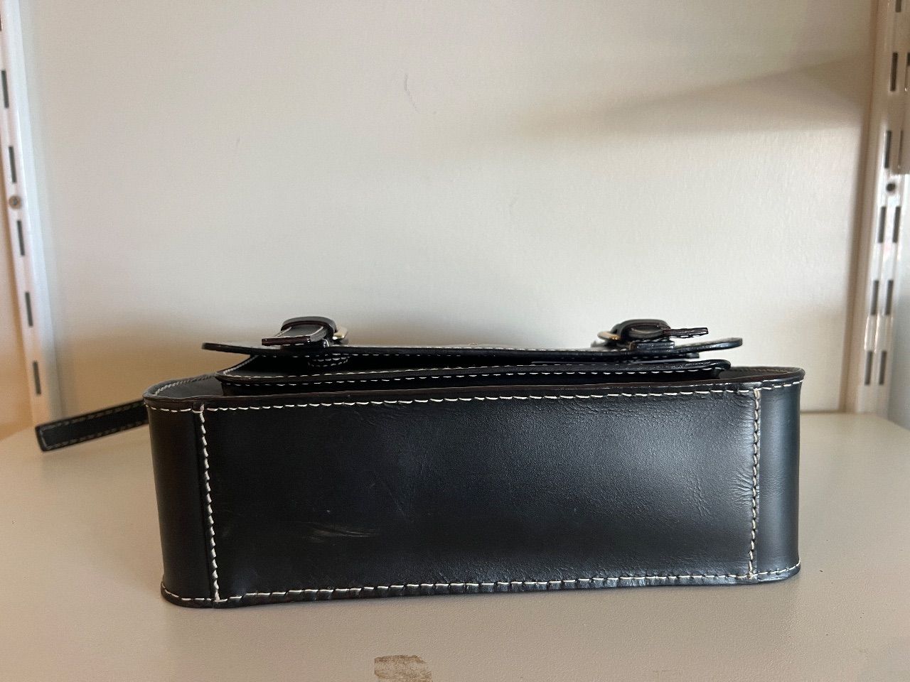 Bolsa satchel Cambridge couro preto com fivelas e pesponto branco — foto 4
