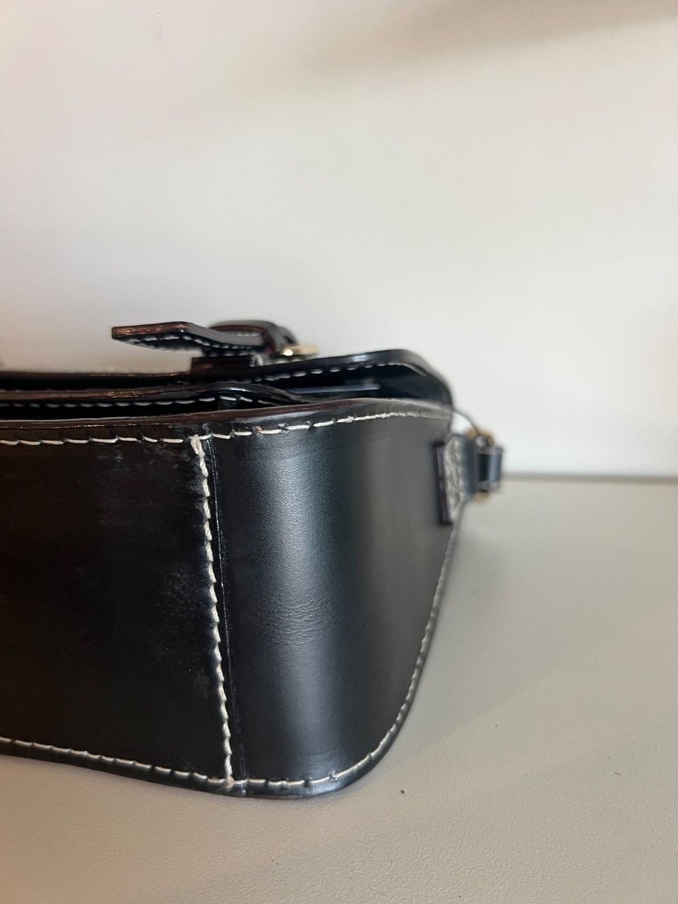 Bolsa satchel Cambridge couro preto com fivelas e pesponto branco — foto 5
