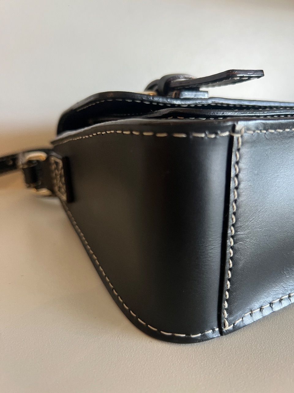 Bolsa satchel Cambridge couro preto com fivelas e pesponto branco — foto 6