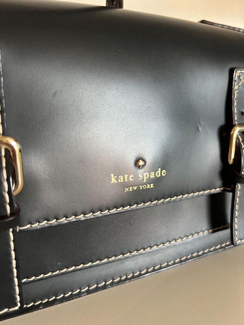 Bolsa satchel Cambridge couro preto com fivelas e pesponto branco — foto 7