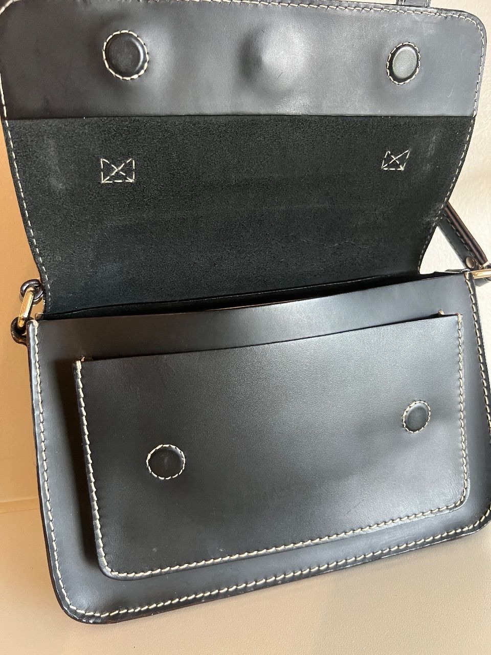 Bolsa satchel Cambridge couro preto com fivelas e pesponto branco — foto 8