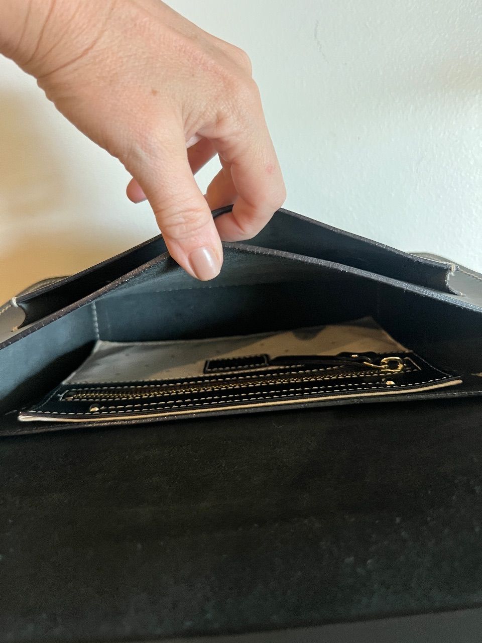 Bolsa satchel Cambridge couro preto com fivelas e pesponto branco — foto 9