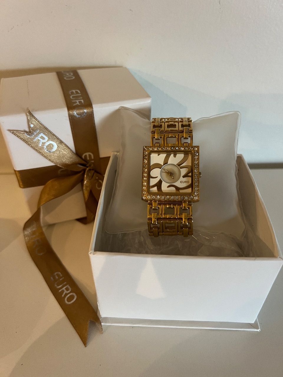 Relógio dourado com caixa — foto 3
