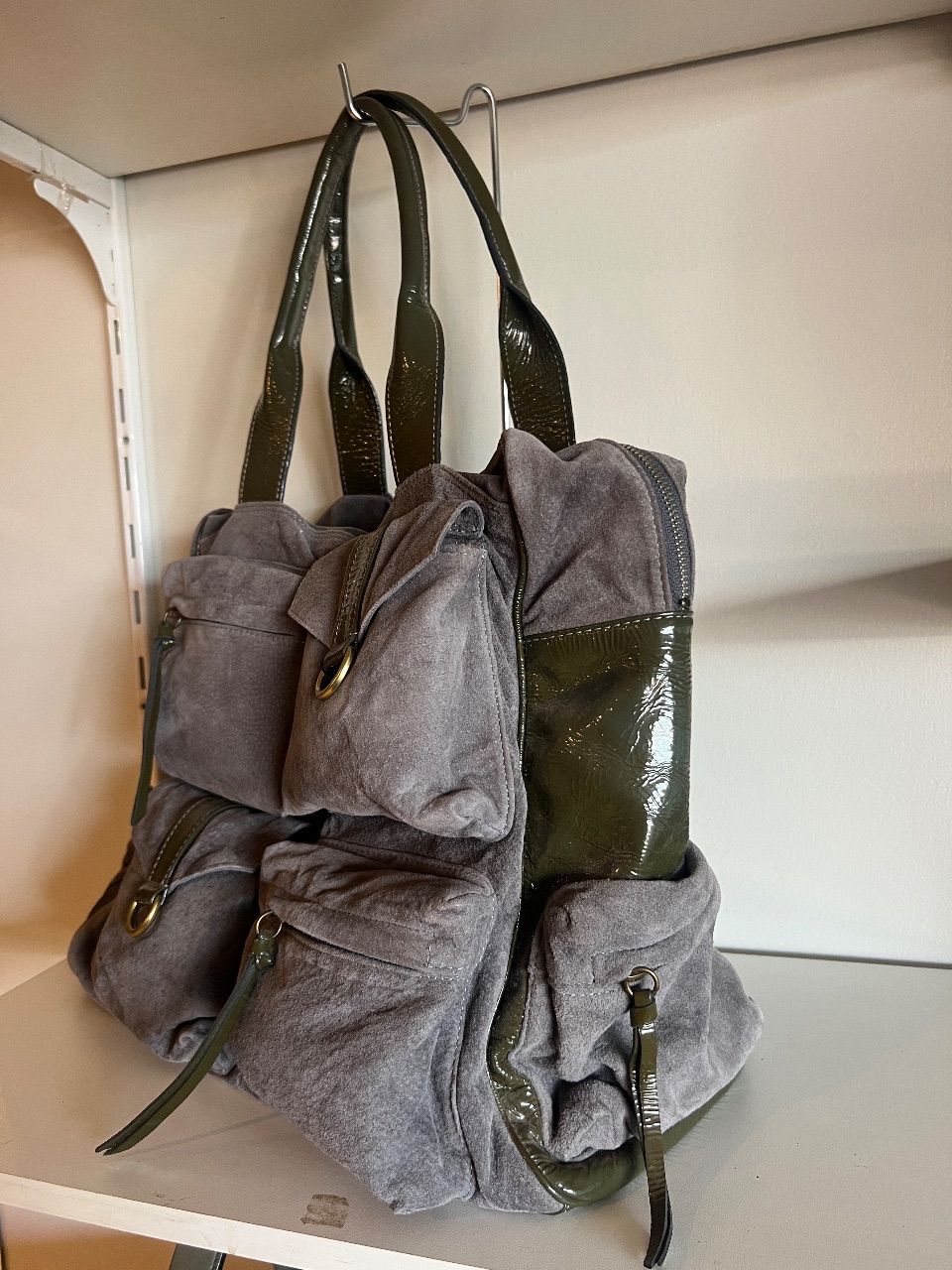 Bolsa cinza com detalhes verdes — foto 2