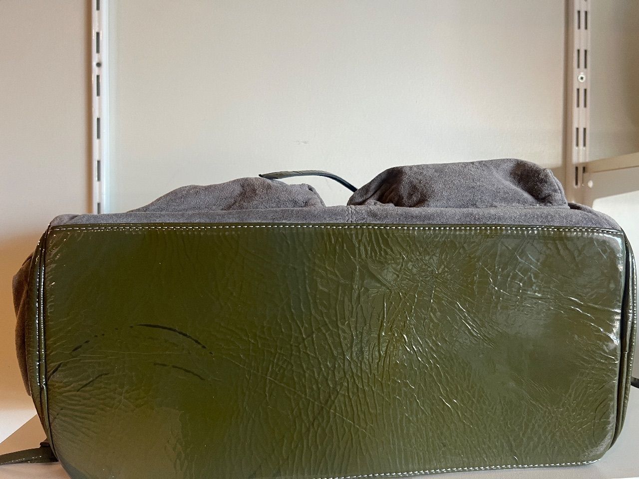 Bolsa cinza com detalhes verdes — foto 3