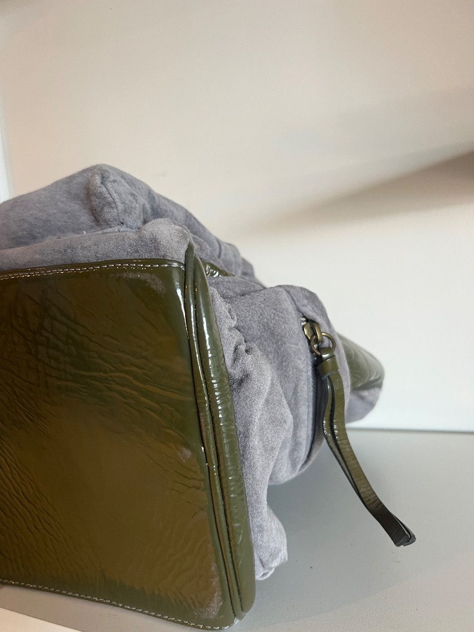 Bolsa cinza com detalhes verdes — foto 4