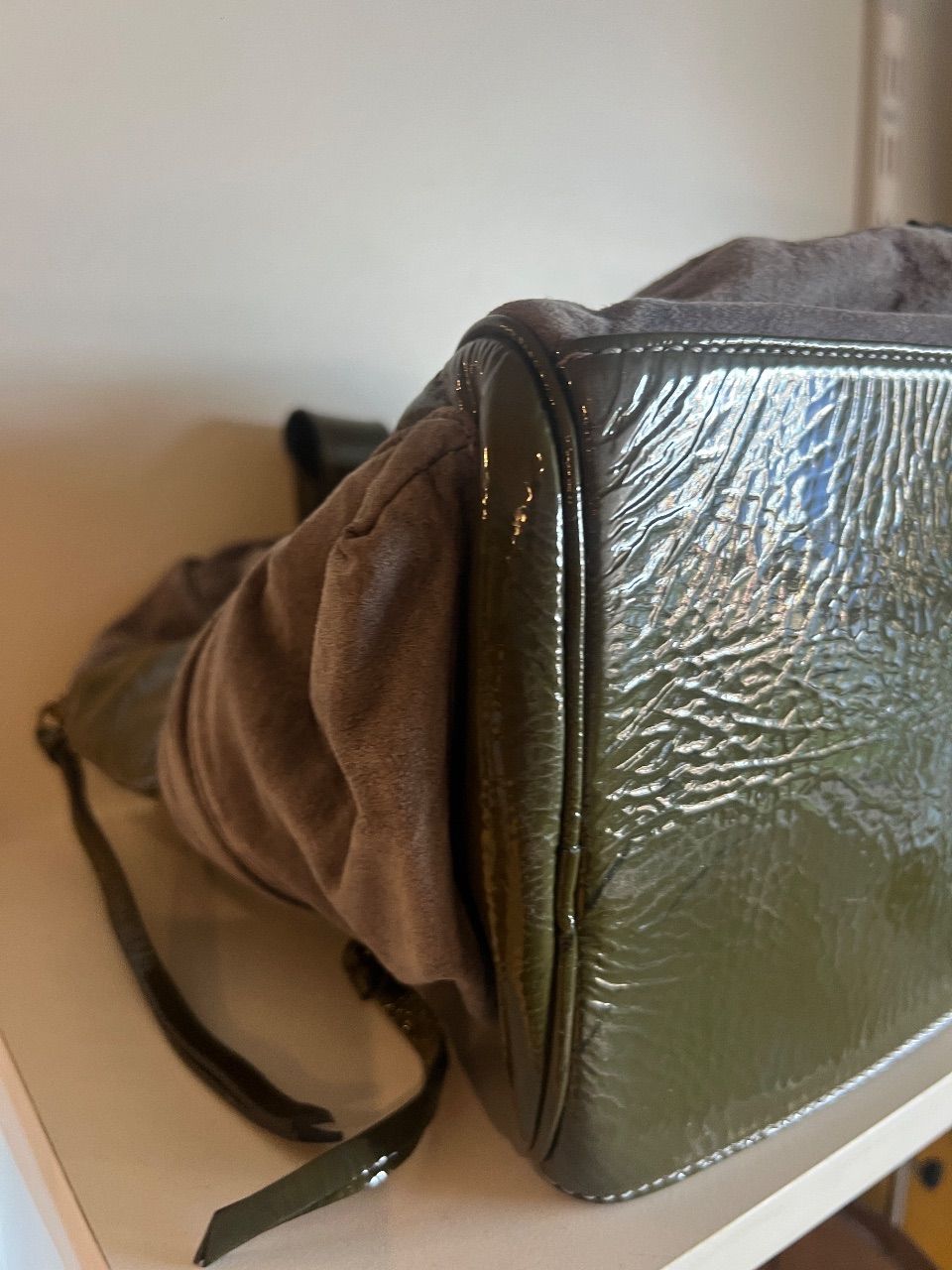 Bolsa cinza com detalhes verdes — foto 5