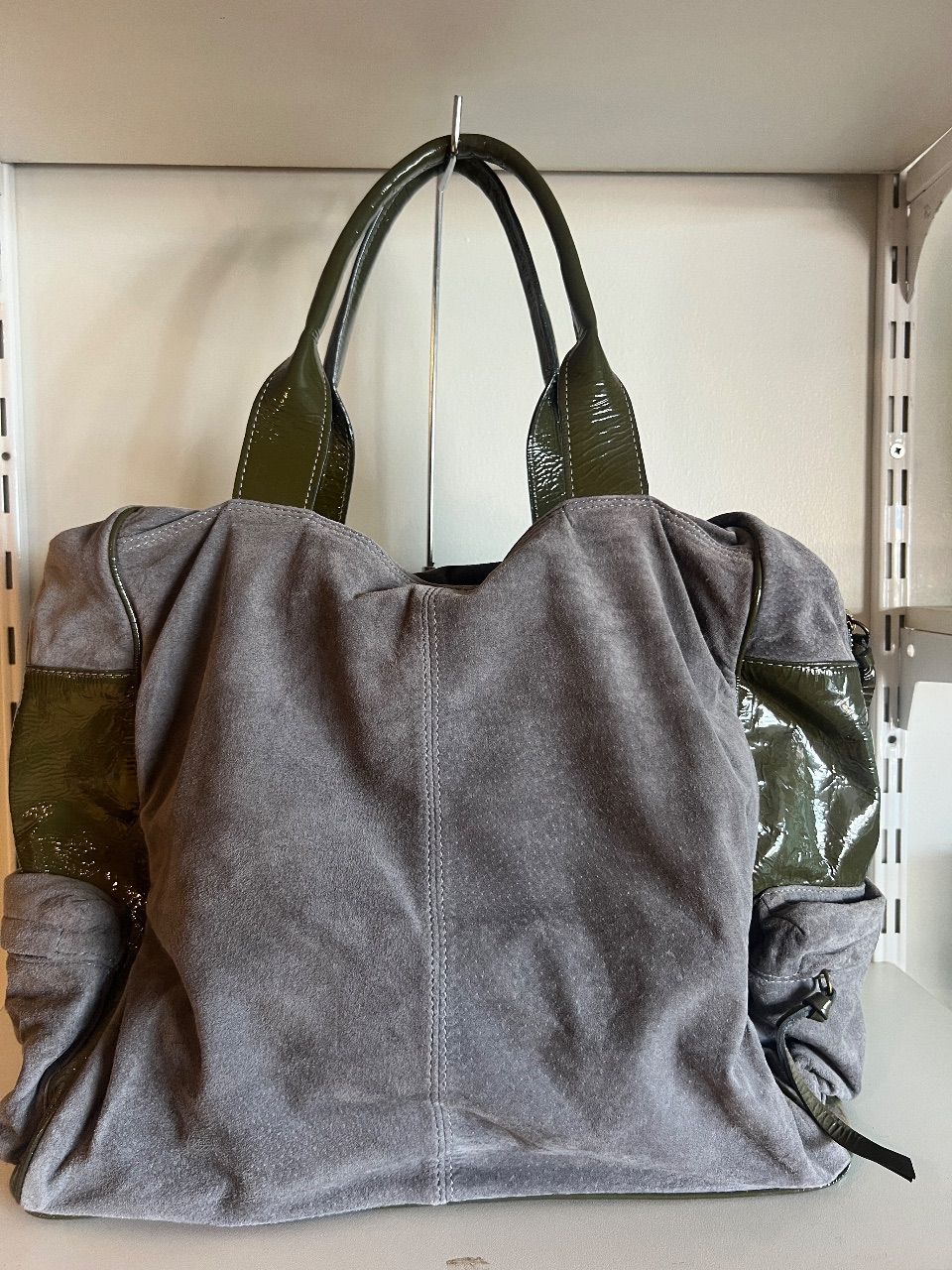 Bolsa cinza com detalhes verdes — foto 6