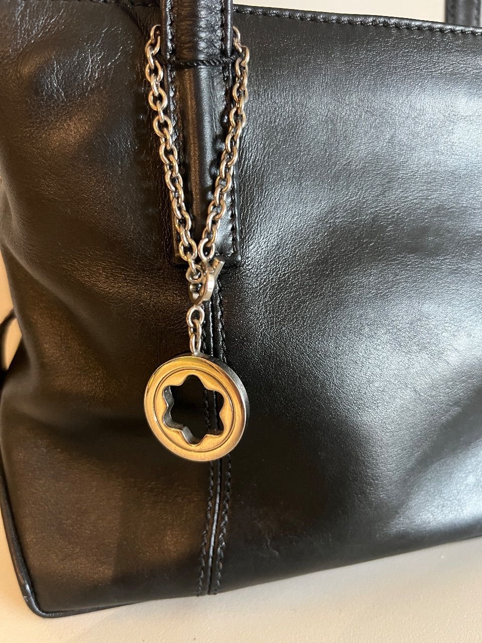 Bolsa mini tote couro preto com chaveiro prata — foto 2
