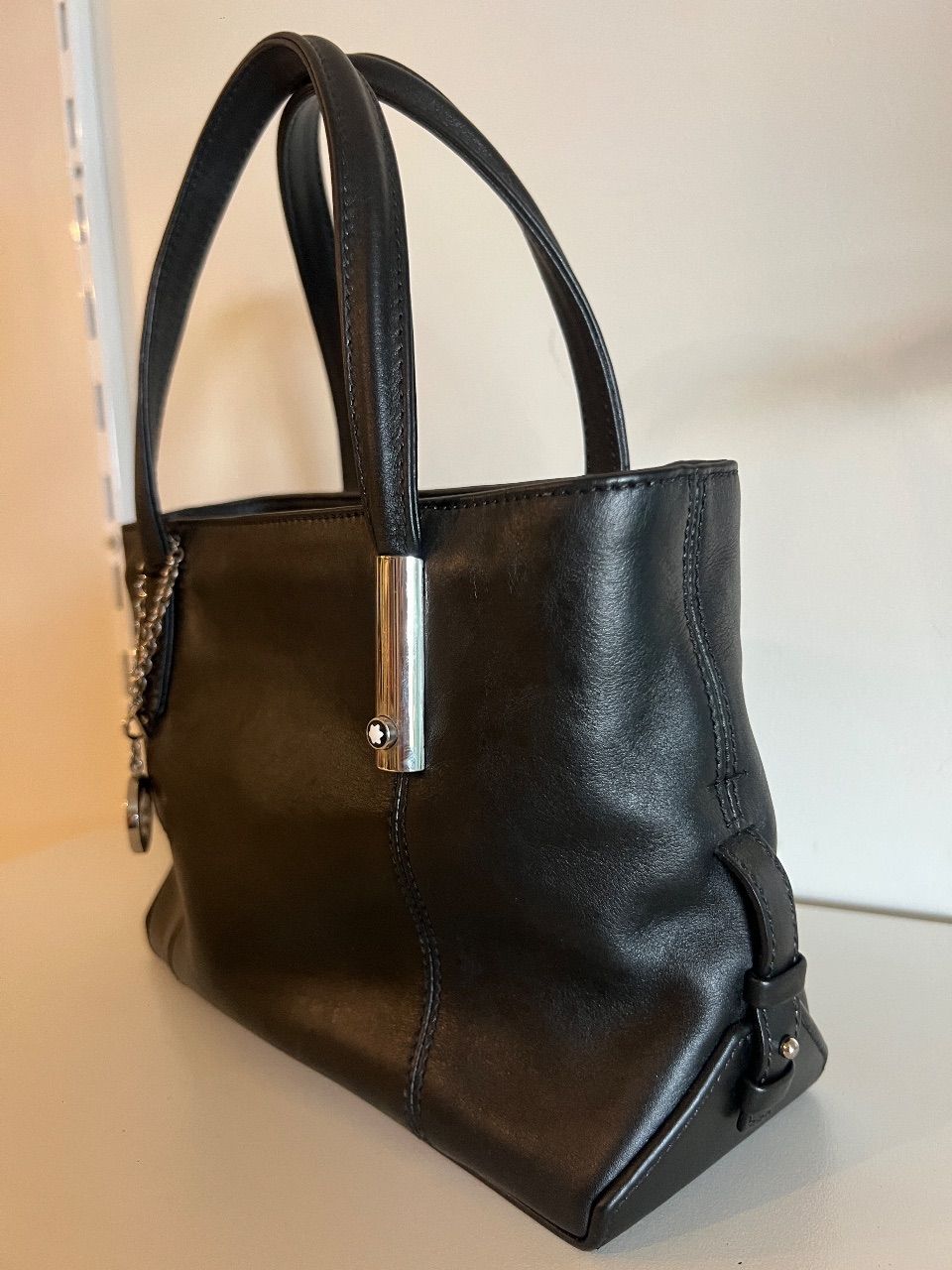 Bolsa mini tote couro preto com chaveiro prata — foto 3