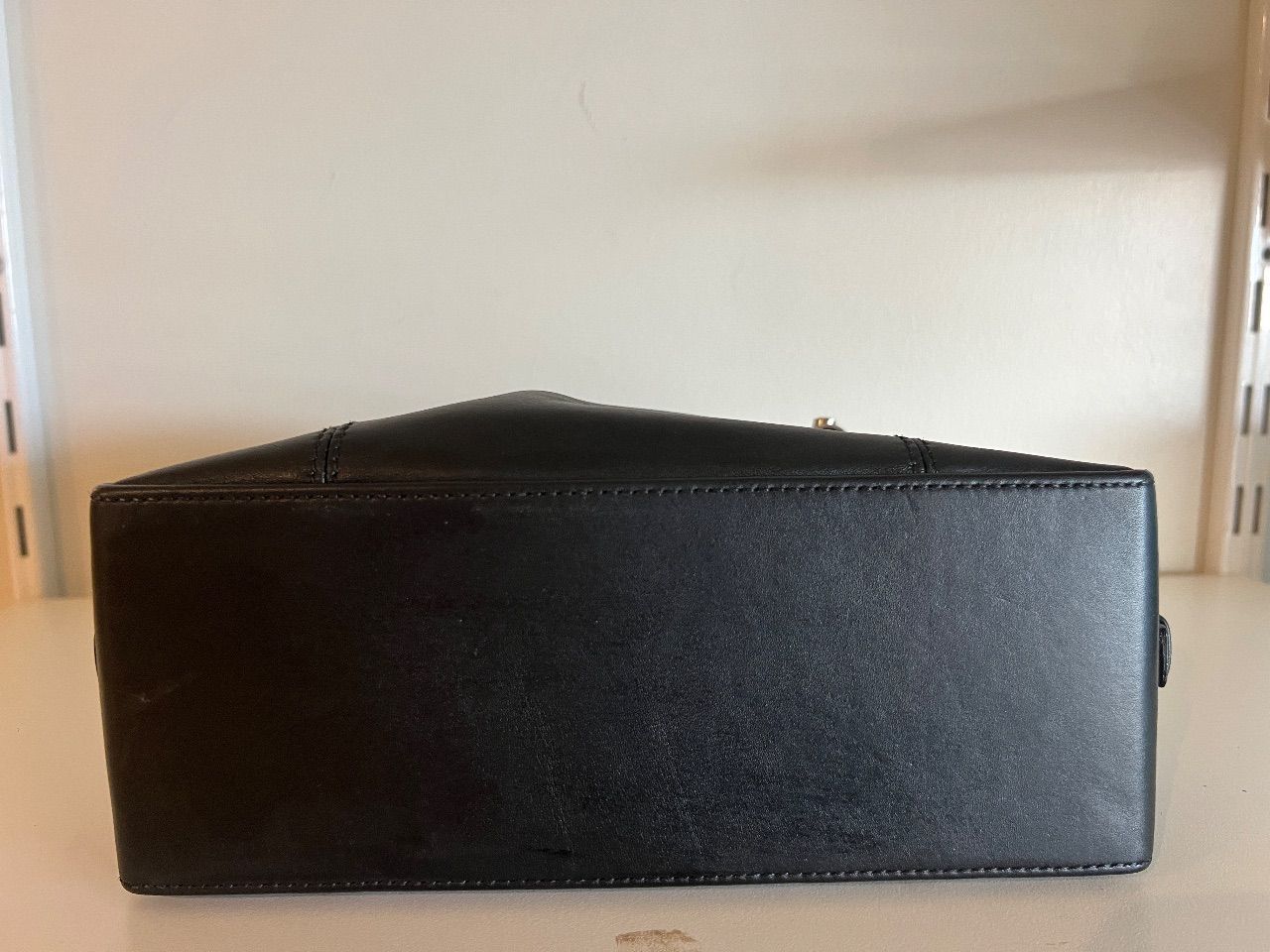 Bolsa mini tote couro preto com chaveiro prata — foto 4