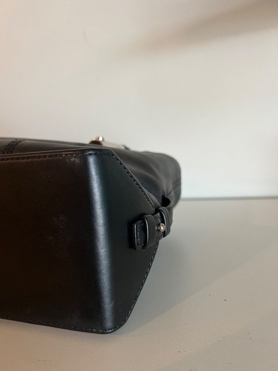 Bolsa mini tote couro preto com chaveiro prata — foto 5