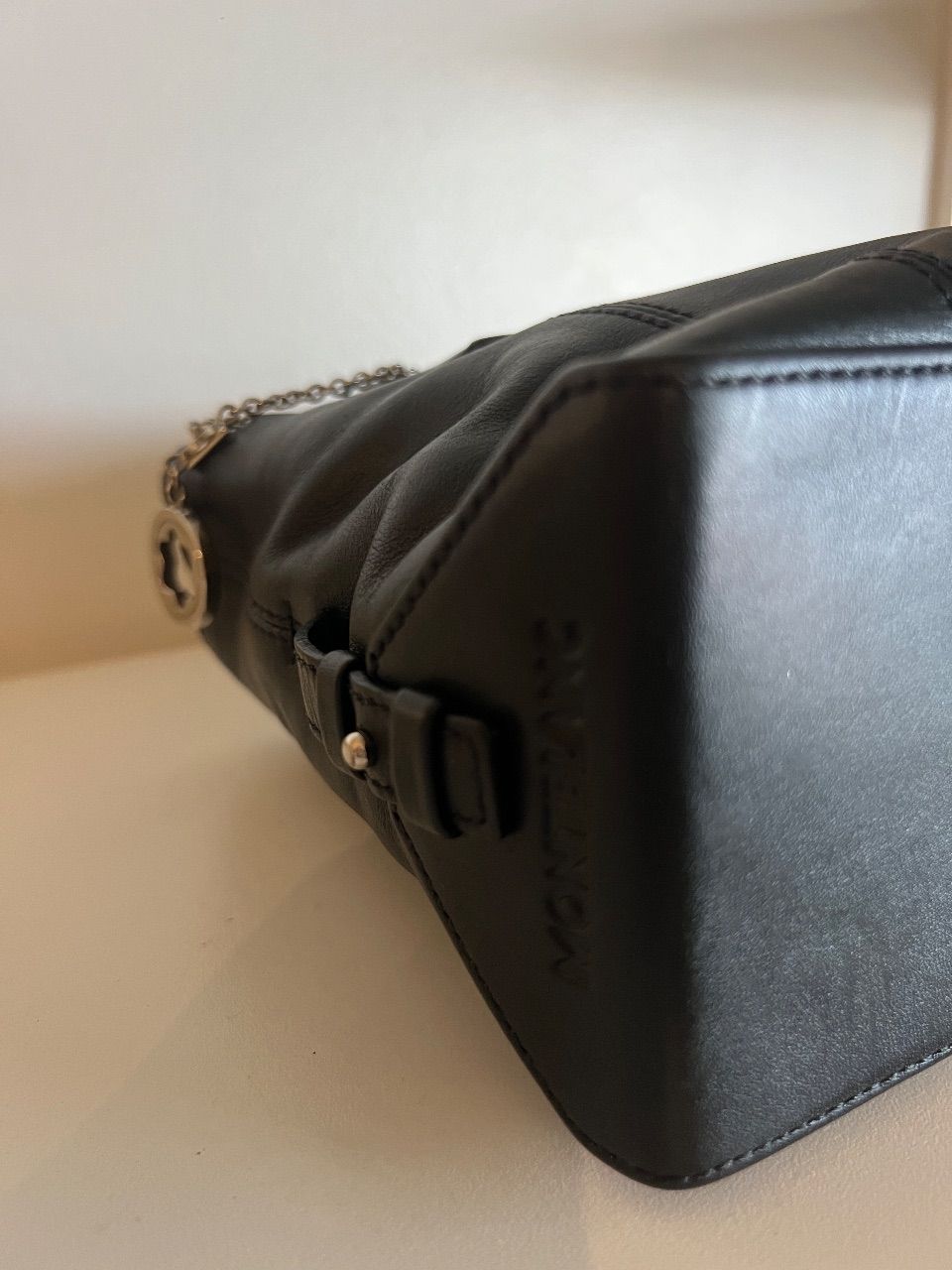 Bolsa mini tote couro preto com chaveiro prata — foto 6