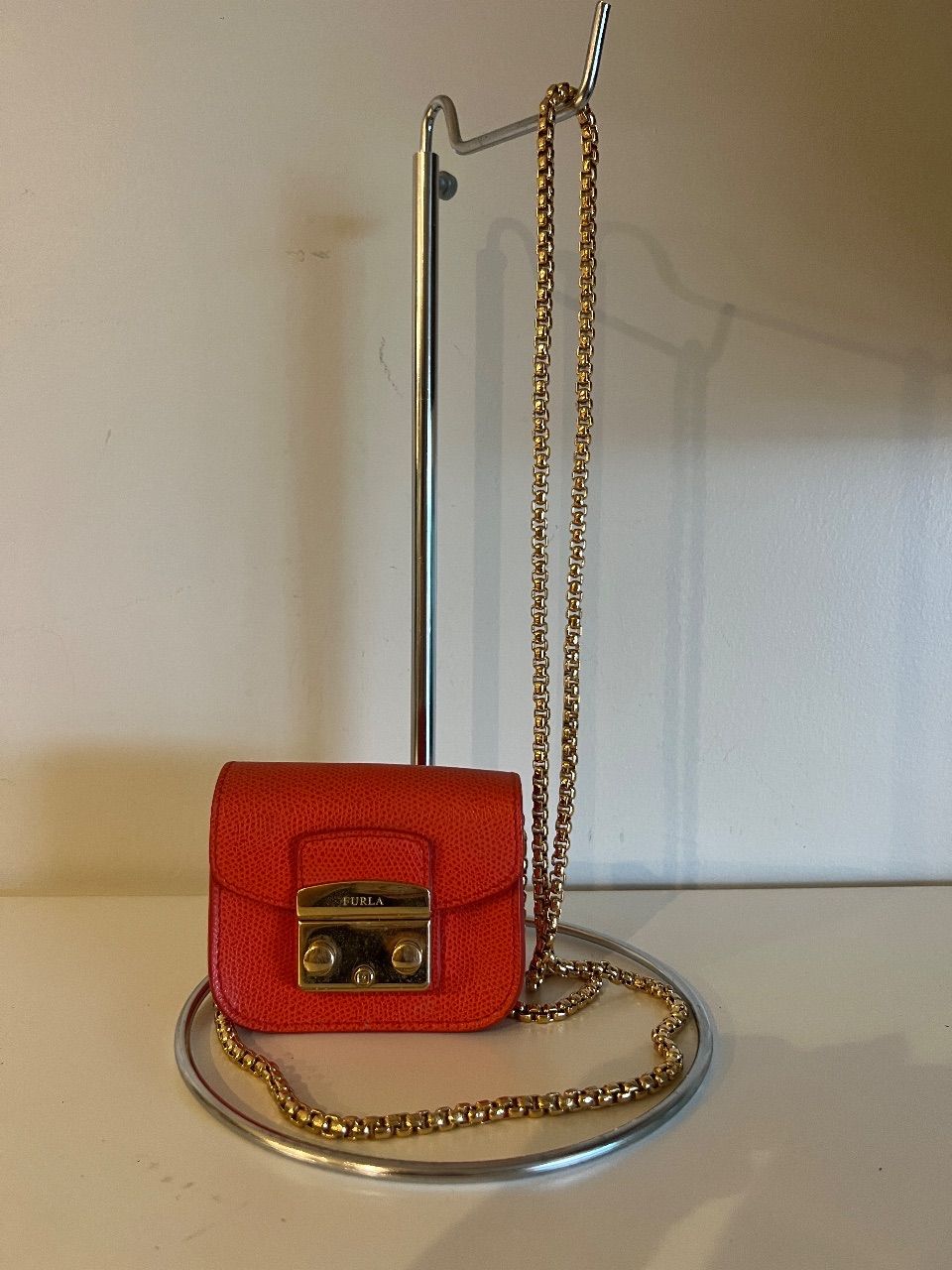 Bolsa Micro de couro laranja com alça de corrente — foto 2