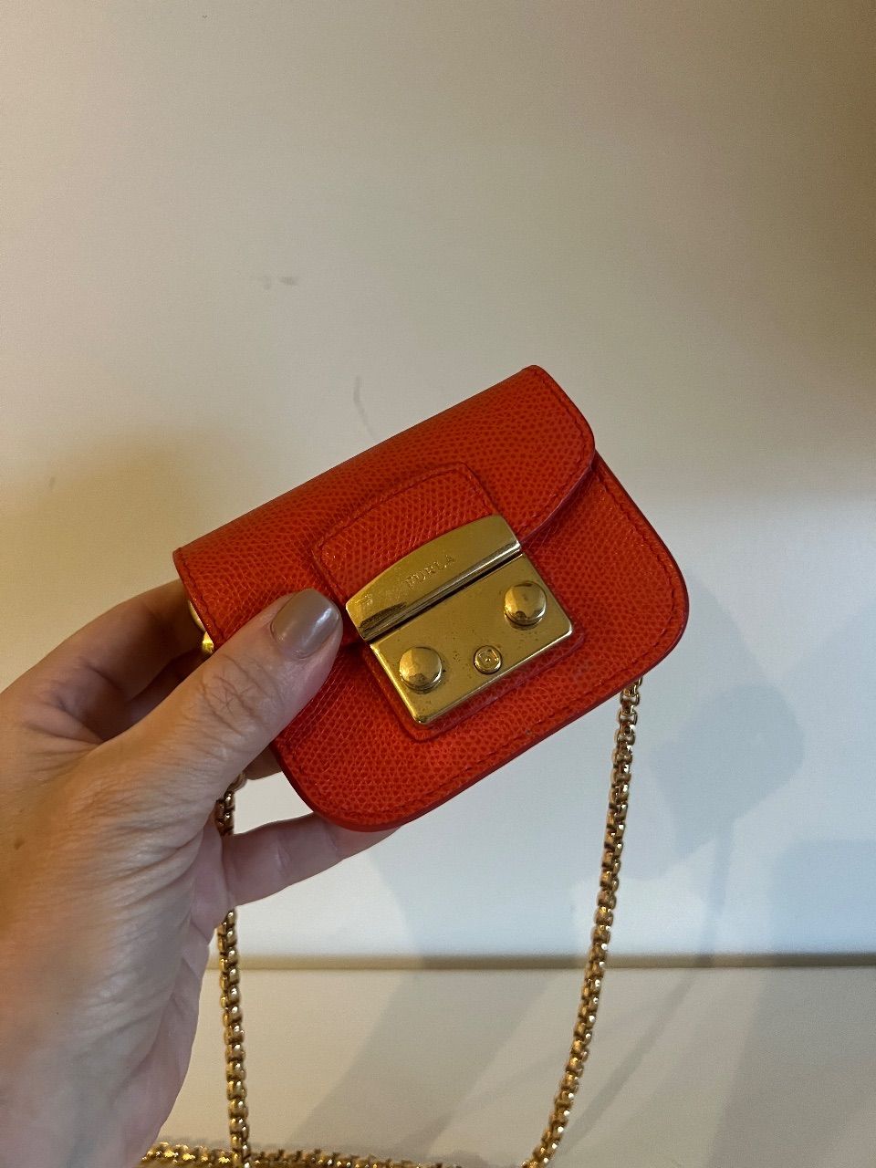 Bolsa Micro de couro laranja com alça de corrente — foto 4