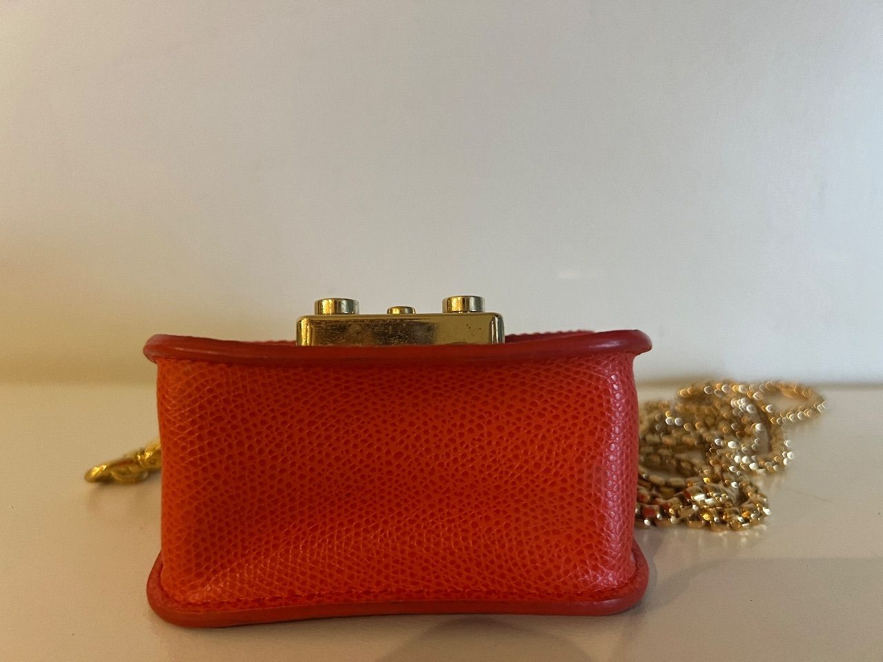 Bolsa Micro de couro laranja com alça de corrente — foto 5