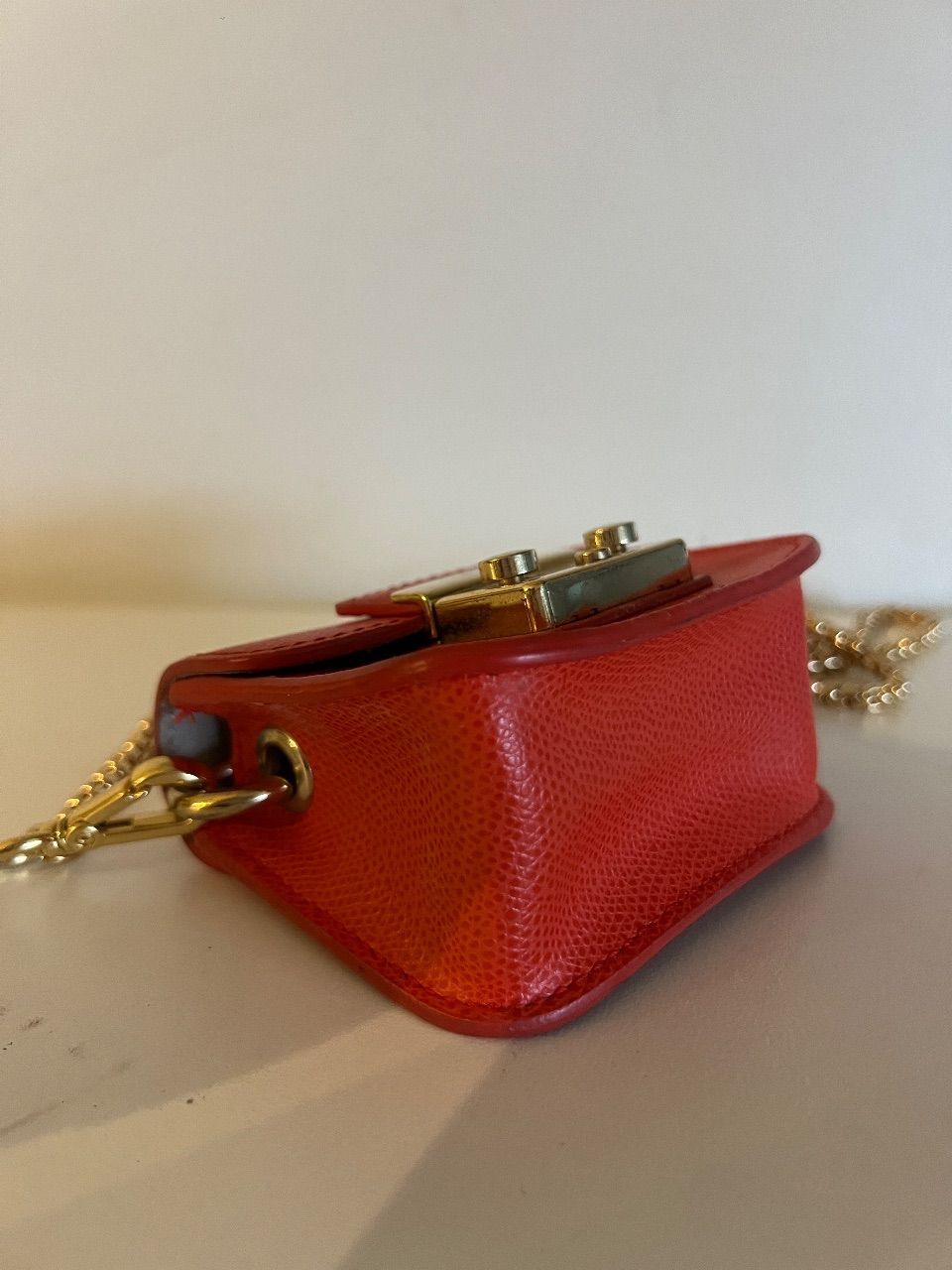 Bolsa Micro de couro laranja com alça de corrente — foto 7
