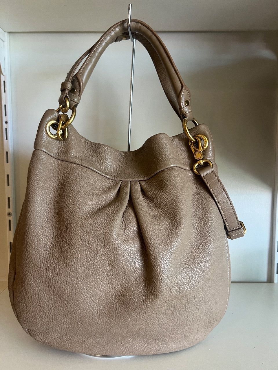 Bolsa hobo couro taupe — foto 3