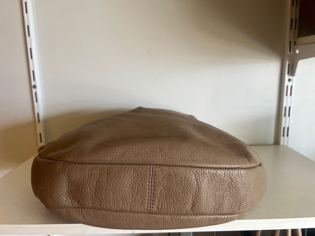 Bolsa hobo couro taupe — foto 4