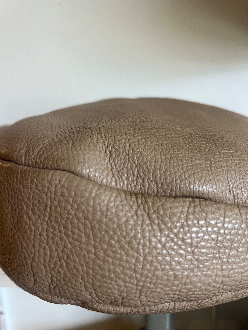 Bolsa hobo couro taupe — foto 5