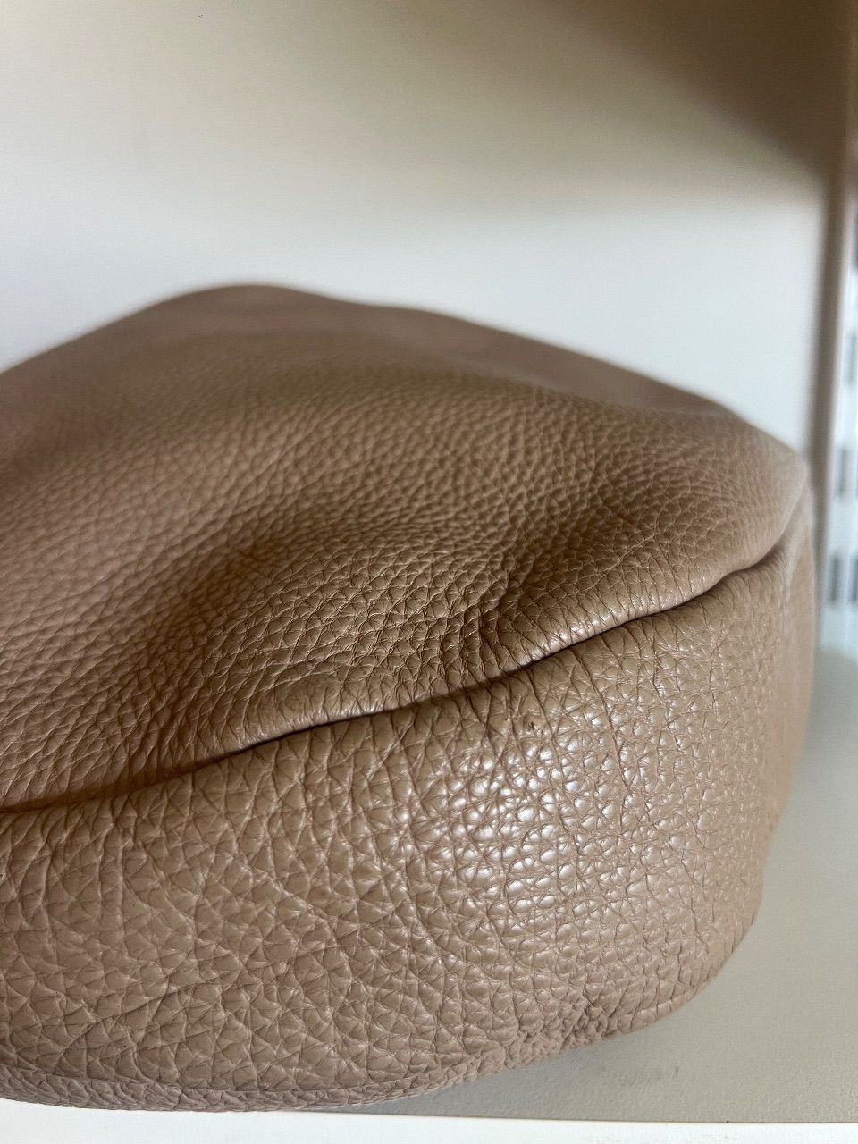 Bolsa hobo couro taupe — foto 6