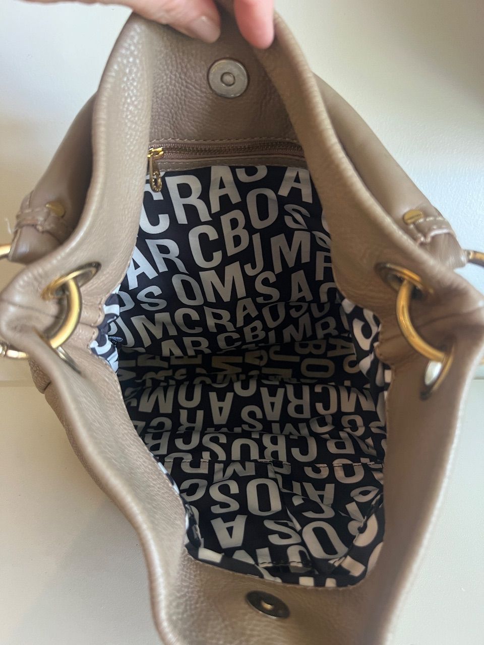 Bolsa hobo couro taupe — foto 7